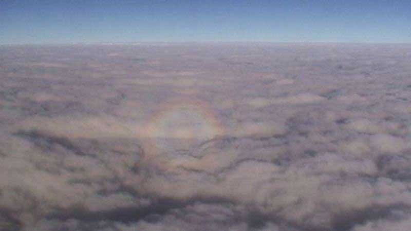 雲海の上に現れたブロッケンの虹
