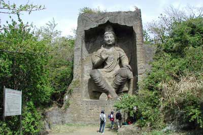 魔崖仏の弥勒菩薩尊像