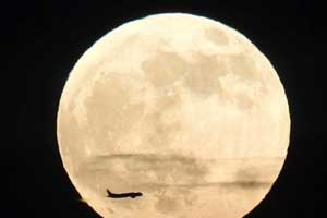 満月と飛行機(東扇島東公園)