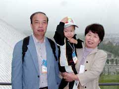写真は妻と孫と札幌で