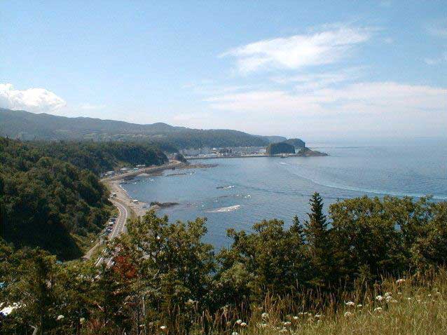 ウトロ温泉街の全景を望む