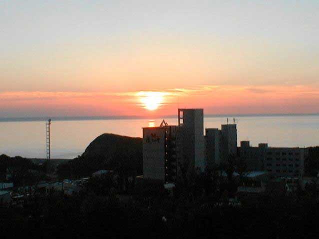 ウトロ温泉街の夕日