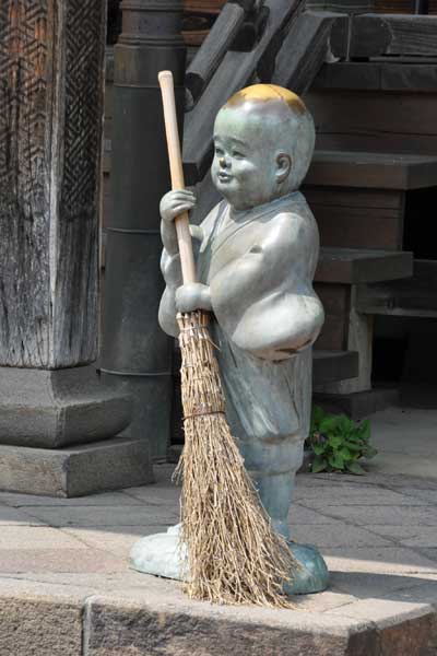 竹箒を持った小坊さんの銅像