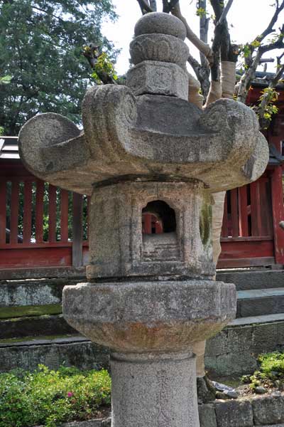 唐門前の石灯籠
