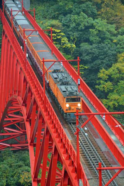 新山彦橋を渡る黒部峡谷トロッコ電車