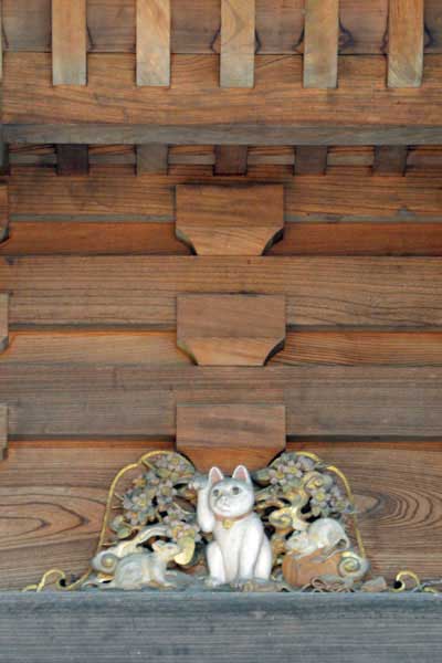 三重塔の招き猫