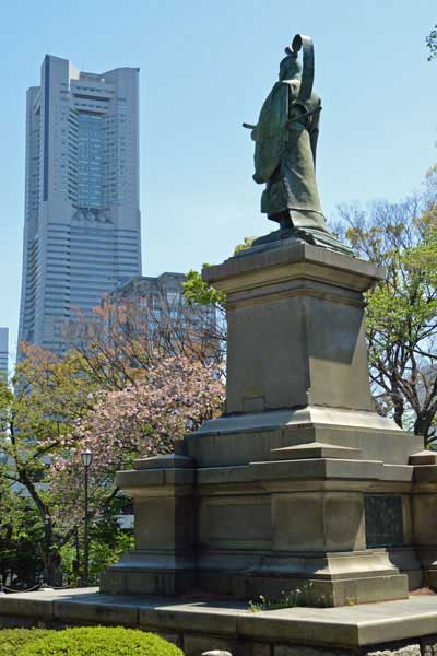 井伊直弼銅像とランドマークタワー
