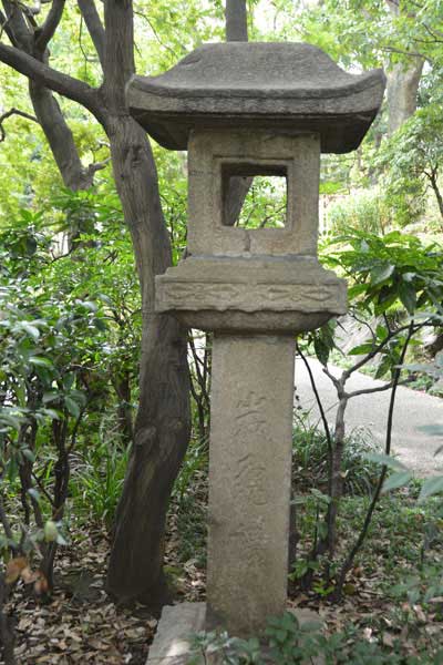 岩亀楼の石燈籠