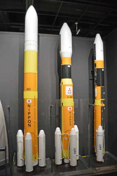 H3ロケット(左側)(1/20模型)