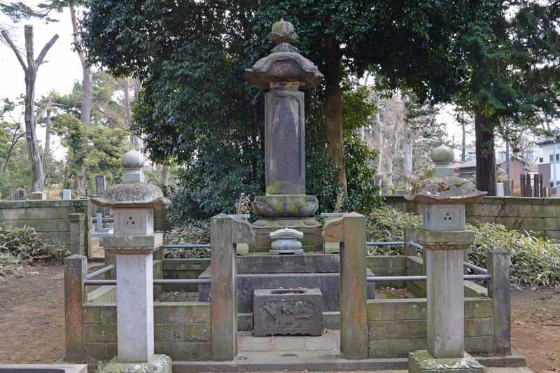 十六代藩主井伊直憲の墓