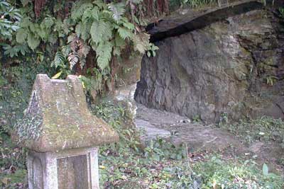 石塔とトンネル