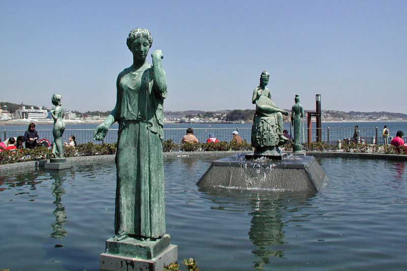 弁財天と世界女性群像噴水池(江の島北緑地)