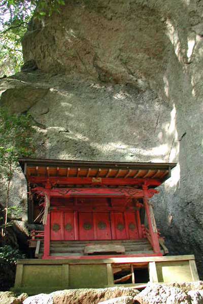 飯綱権現神社と擁護岩(電電岩)