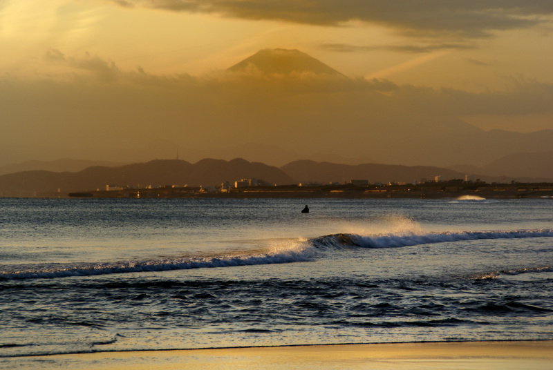 夕日に沈む富士山