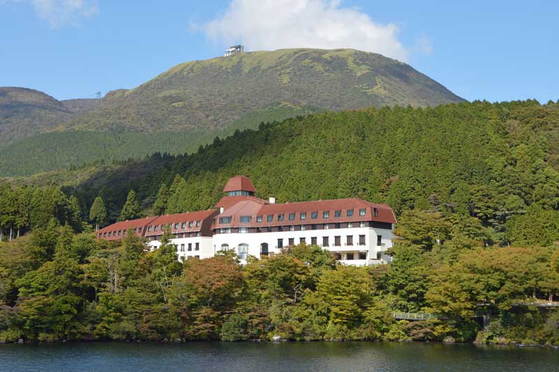 芦ノ湖から眺めた山のホテル