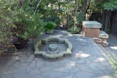 松籟荘の玄関前庭