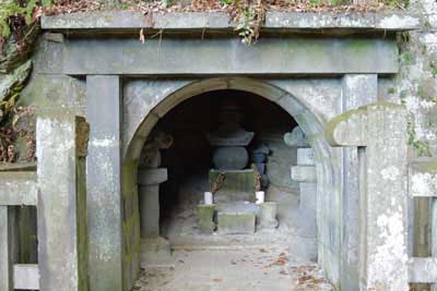 毛利季光の墓(左側)