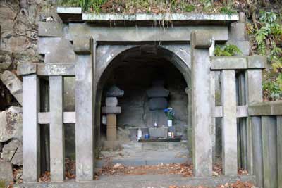 案内板広元の墓(中央)