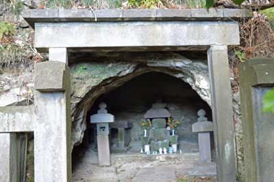 島津忠久の墓(右側)