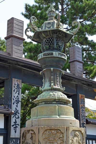 青銅製燈籠(左側)