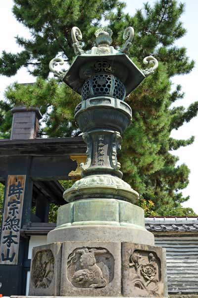 青銅製燈籠(右側)