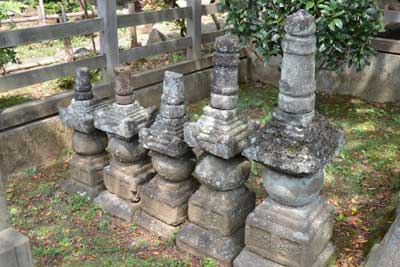 小栗十勇士の墓(左側)