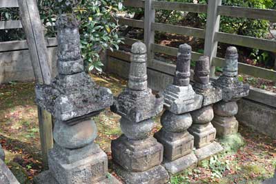 小栗十勇士の墓(右側)
