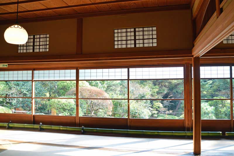 和室からの日本庭園の眺め