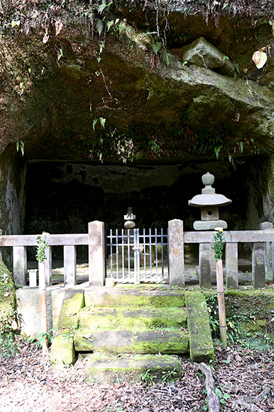 5世住持用堂尼の墓