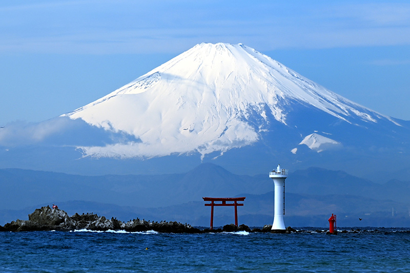 葉山灯台(裕次郎灯台)・名島の鳥居越しの富士山