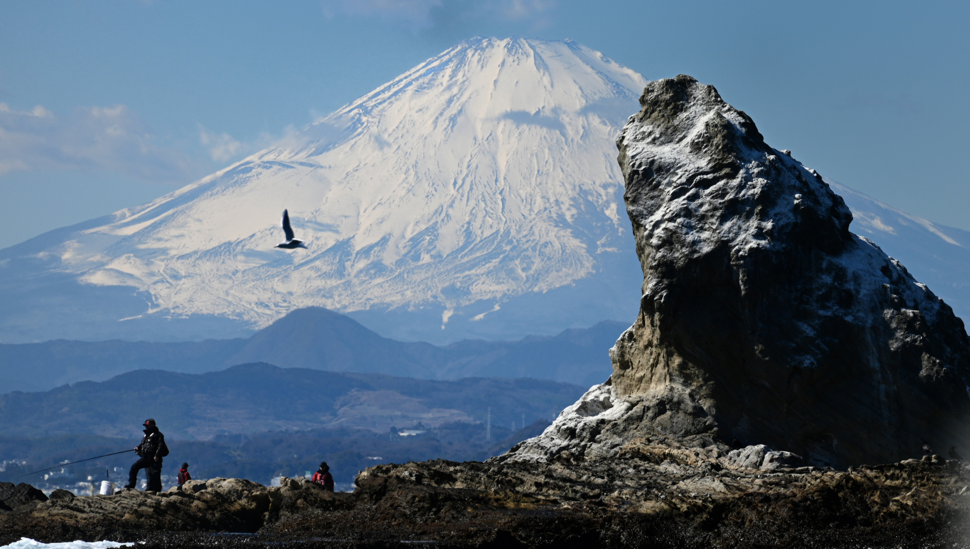 えぼし岩周遊船からの「烏帽子岩と富士山」