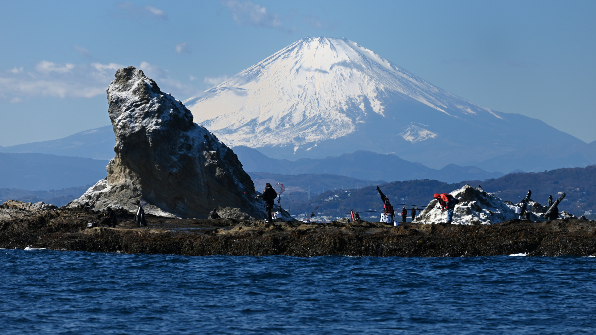 えぼし岩周遊船からの「烏帽子岩と富士山」