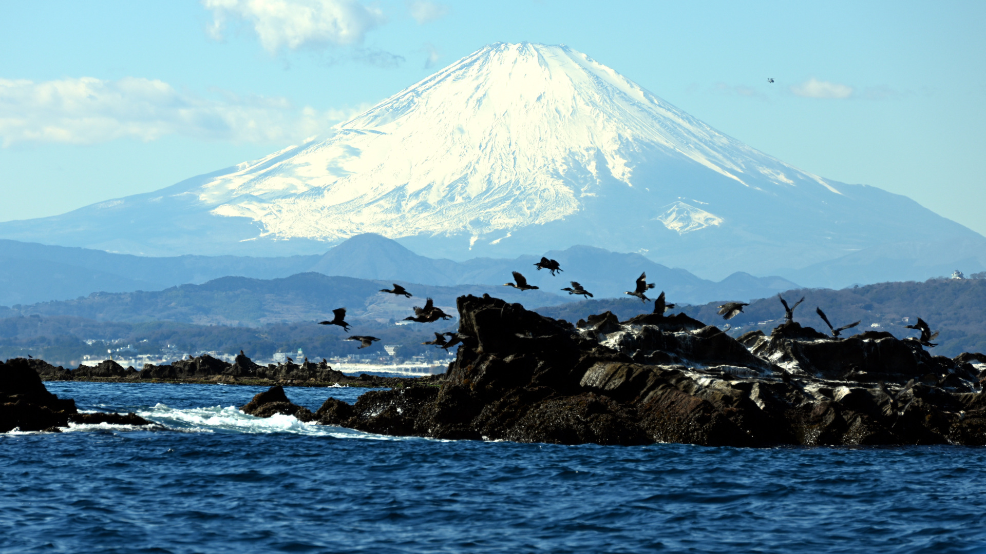 えぼし岩周遊船からの「烏帽子岩と富士山」