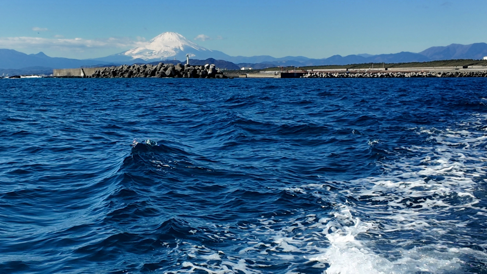 茅ヶ崎漁港からの富士山