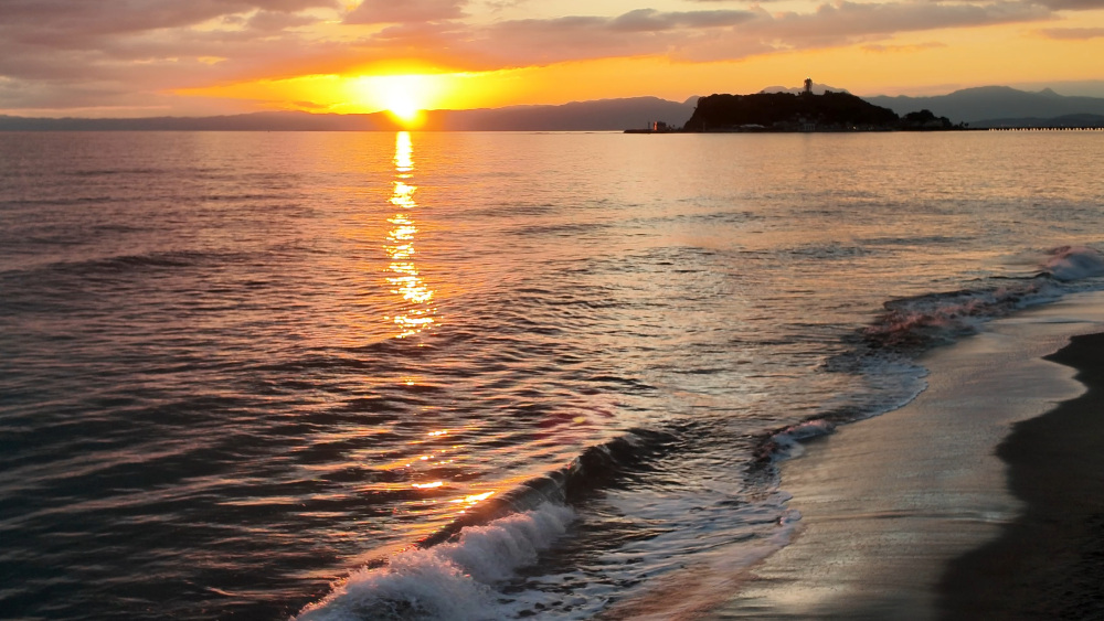 夕焼けと江の島