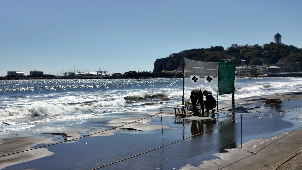 強風と波高の影響で波打ち際に作られた馬場大荒れ。