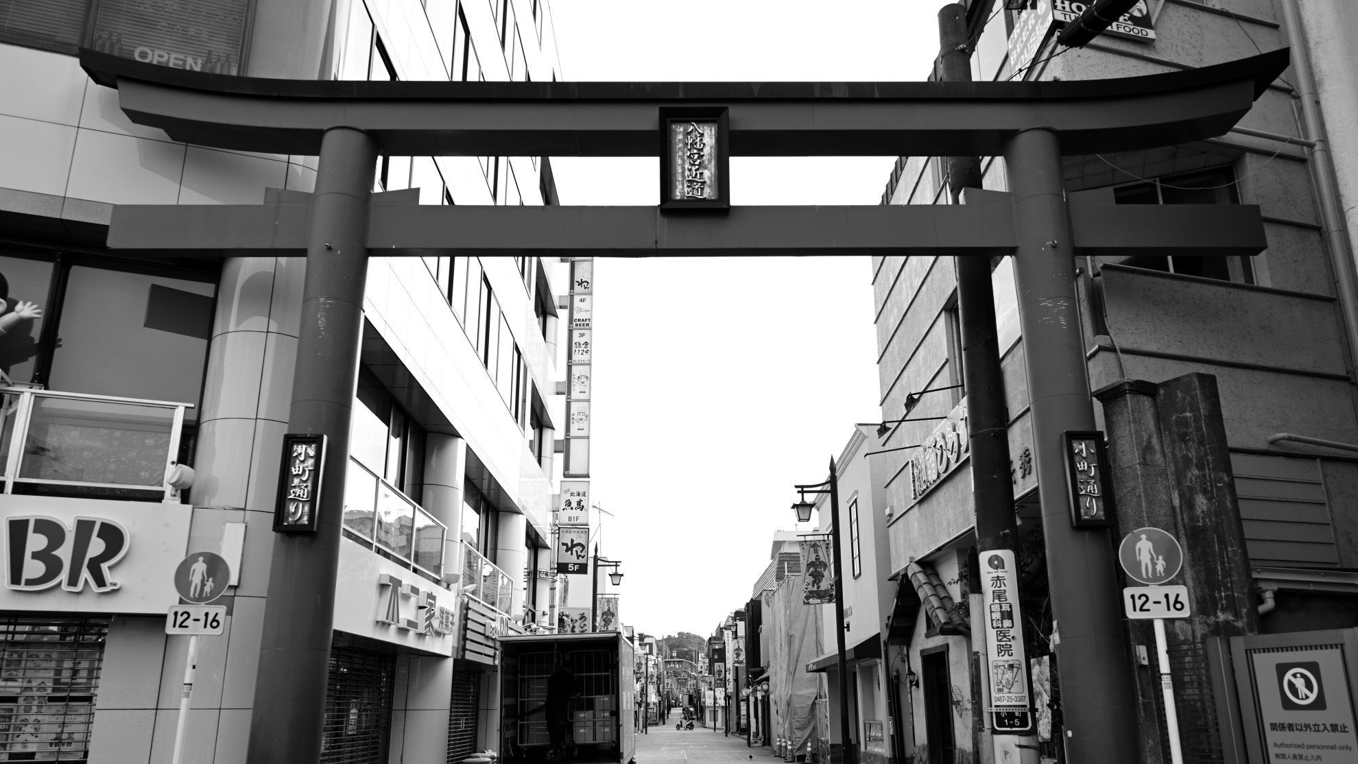 小町通りのモノクロ写真