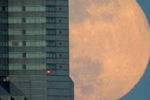 横浜ランドマークと満月(フラワームーン)