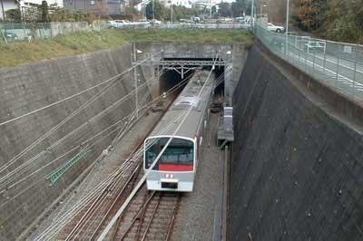 和泉トンネルを出る相鉄電車
