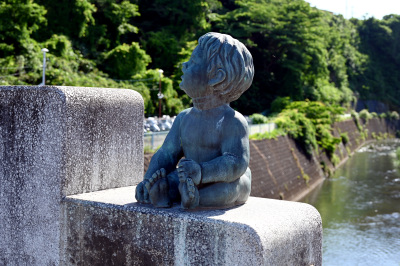 欄干の子供の像