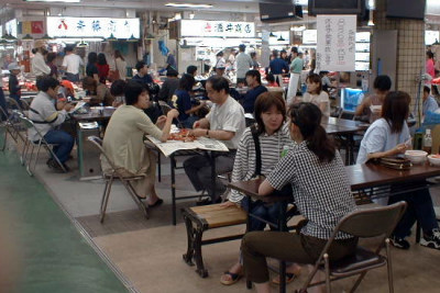 市場内で食事する観光客