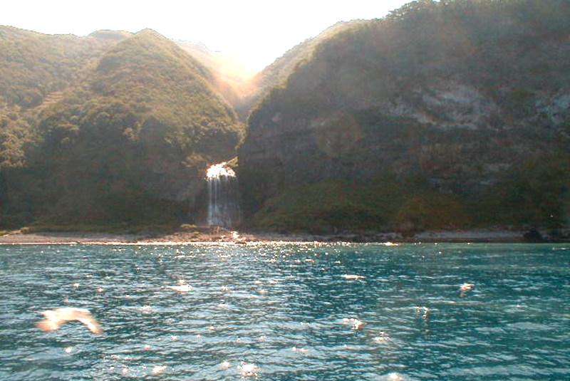 硫黄山とカムイワッカの滝
