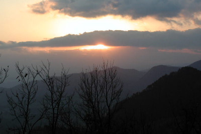 阿蘇の山に沈む夕日
