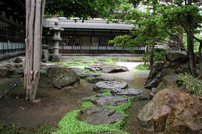 庭(中央にある大きな石は北海道の形)