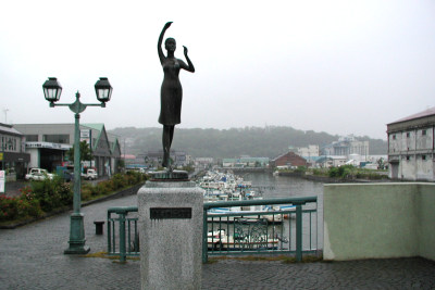 かもめを呼ぶ少女像(北浜橋)