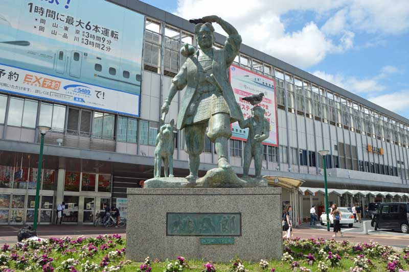 岡山駅前 桃太郎像