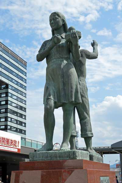 りんごの風の銅像(弘前駅前)