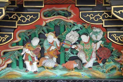 「鶏合三人に竹・牡丹」の彫刻