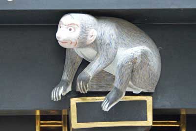 ユーモラスな「猿」の彫刻
