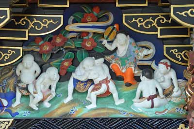 「椿に相撲七人」の彫刻